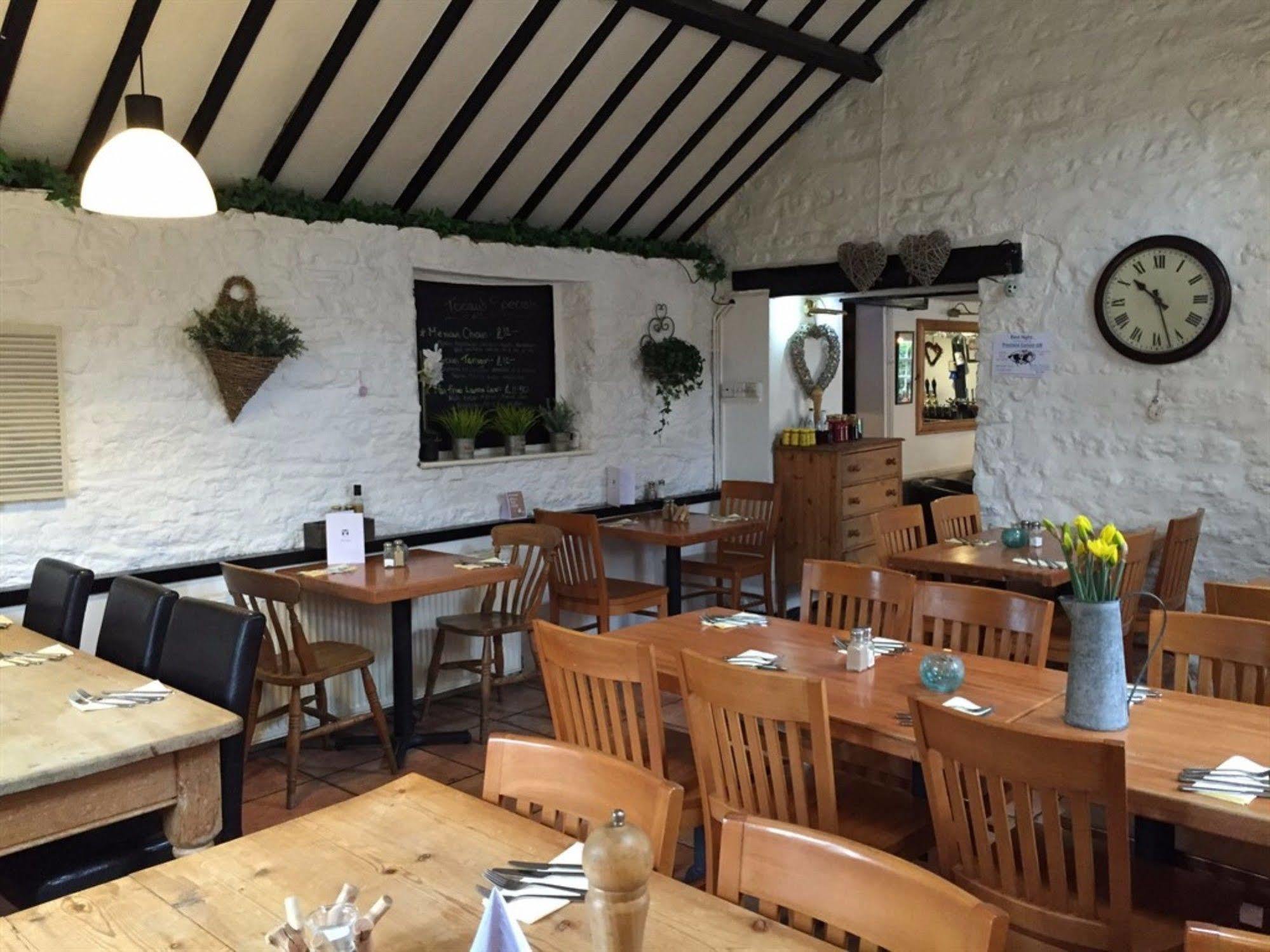 The White Hart Hotel Sherington Exterior foto