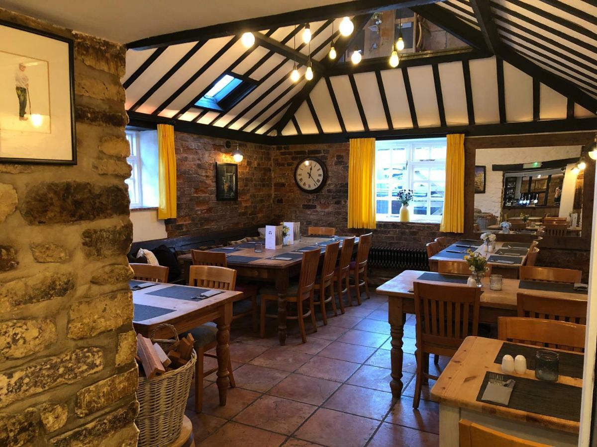 The White Hart Hotel Sherington Exterior foto